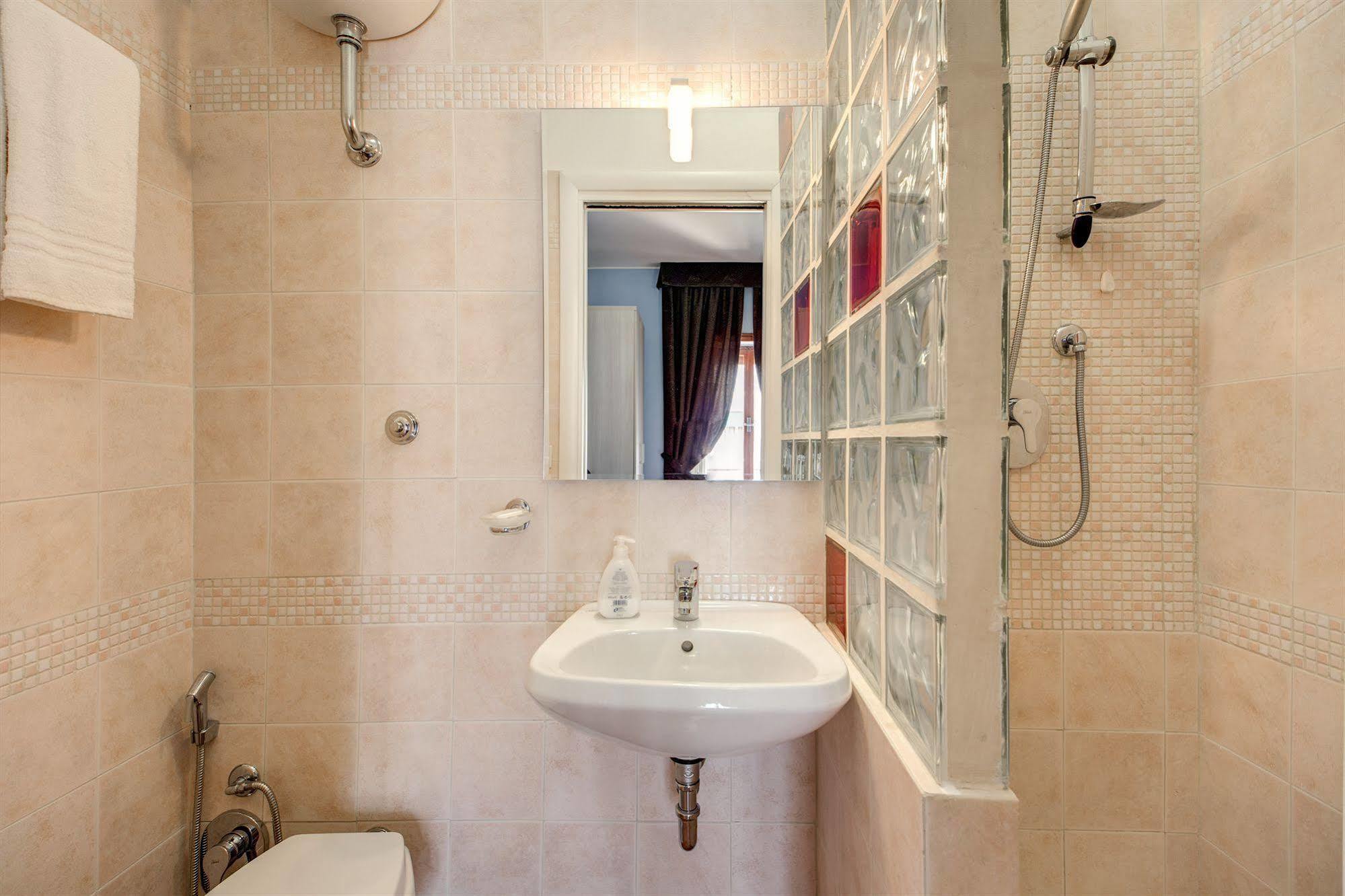 Domus Cornelia Bed & Breakfast โรม ภายนอก รูปภาพ
